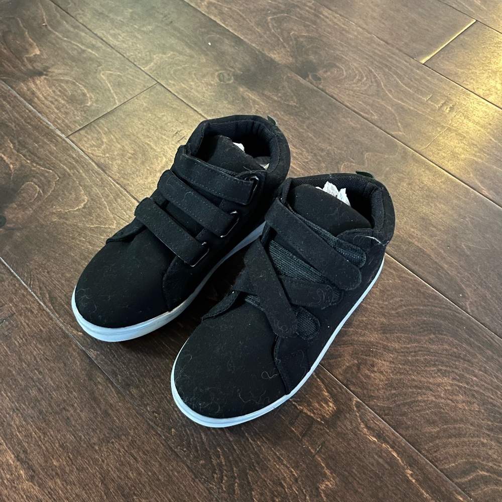 Boys light up Velcro Dino shoes never worn.